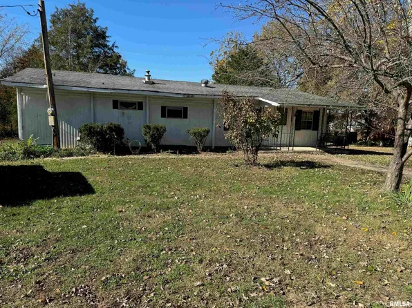 6221 Hazel St, Logan, IL 62856