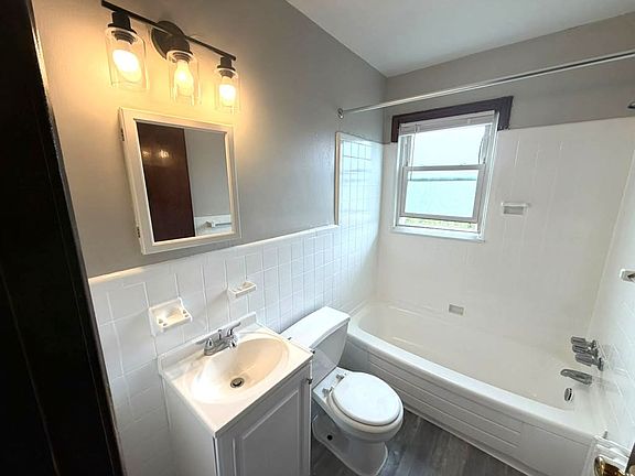 3rd image of 1000 Perry St NE APT 12
