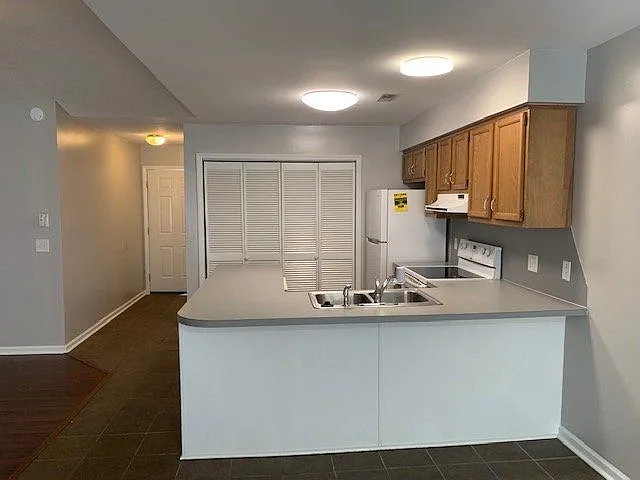 129 W Victoria Ct #E — Photo 4