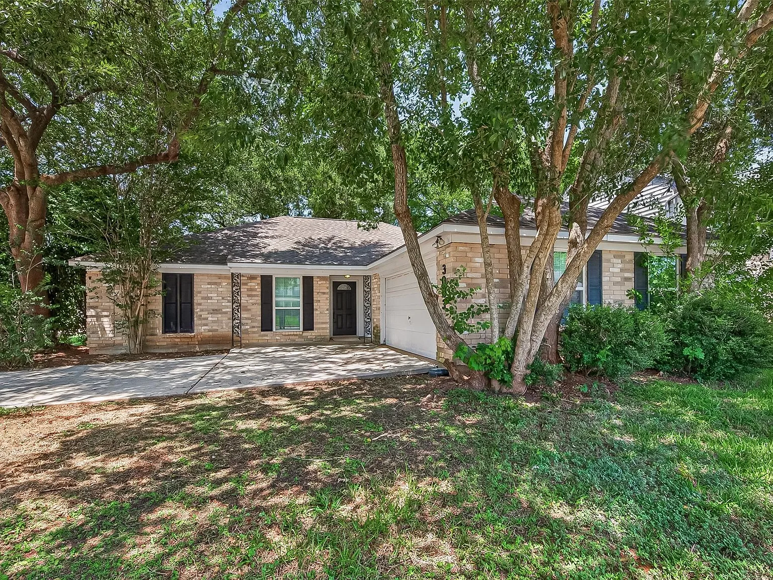 3 bed, 2.0 bath, 1938 sqft, $2,200 — Photo 1