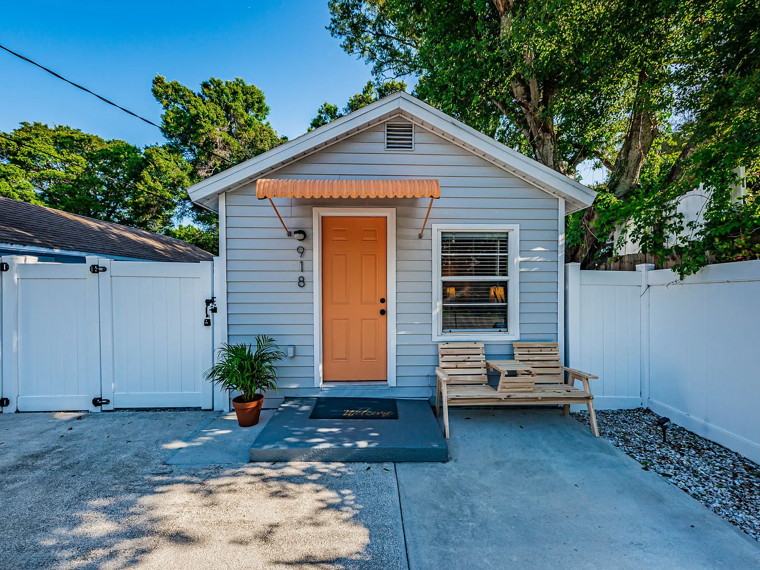 918 Hawkins St — Photo 1