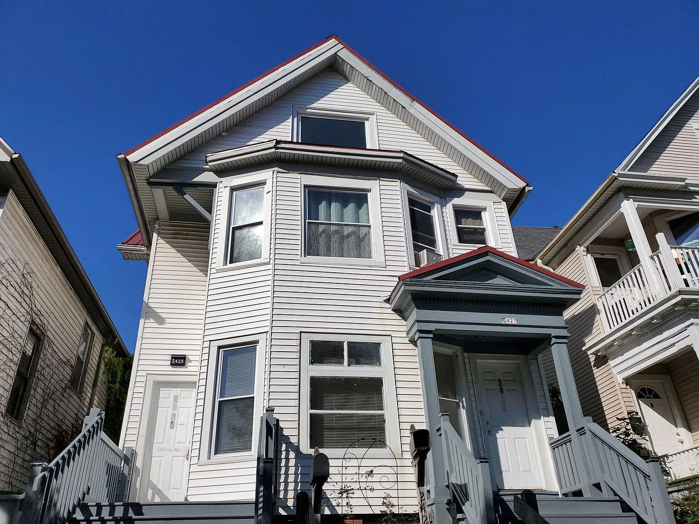 Eastside - Lower 3 Bedroom Apartment — Photo 1