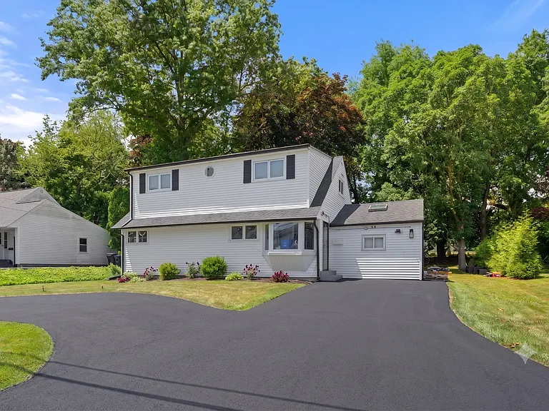 18 Jean Ln — Photo 1