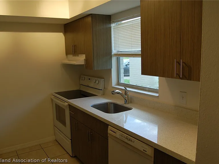 107 Lavender Ave — Photo 2