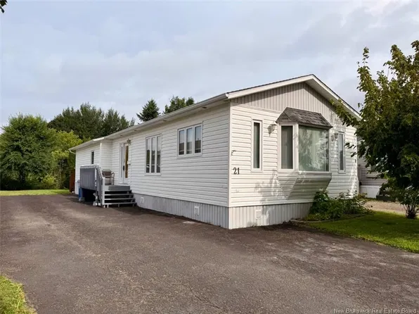 21 Mountain View Pl, Campbellton, NB E3N 3K8
