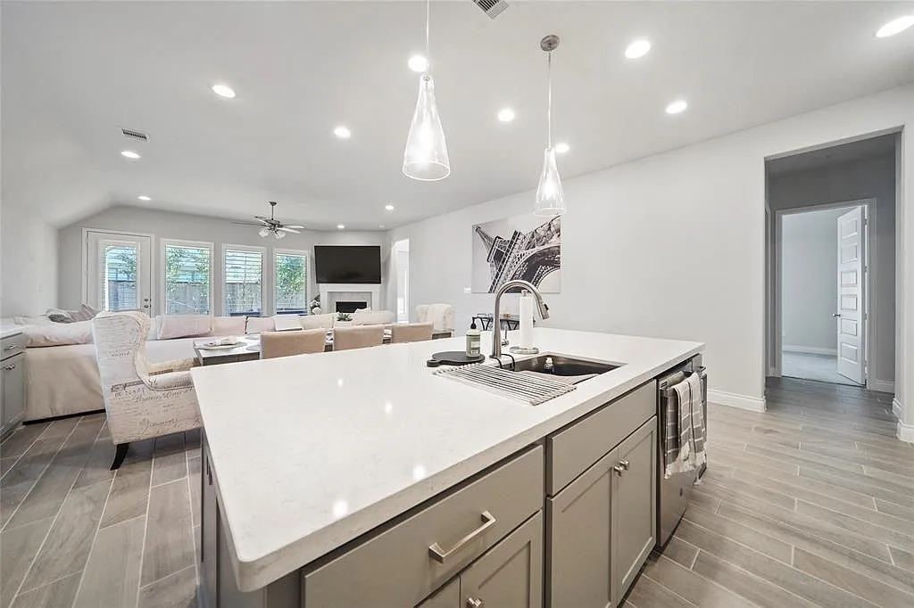 4 bed, 3.0 bath, 2604 sqft, $3,800 — Photo 4