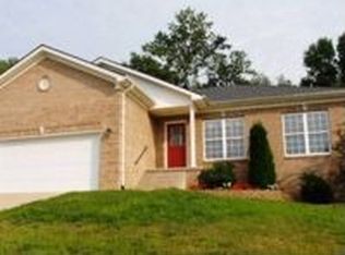 7034 Plum Creek Dr, Sellersburg, IN 47172
