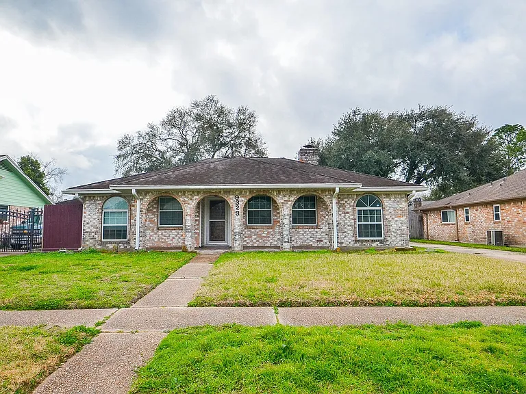 9323 Claridge Dr — Photo 2