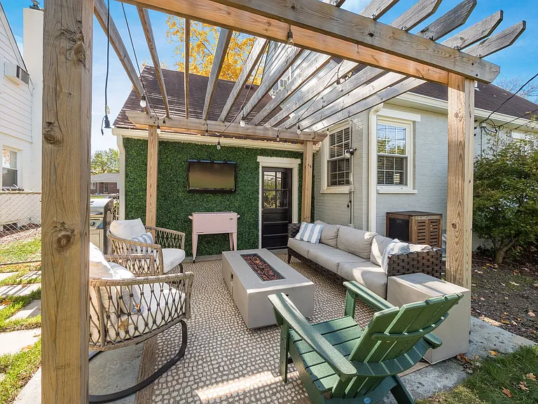 2048 Jervis Rd — Photo 38