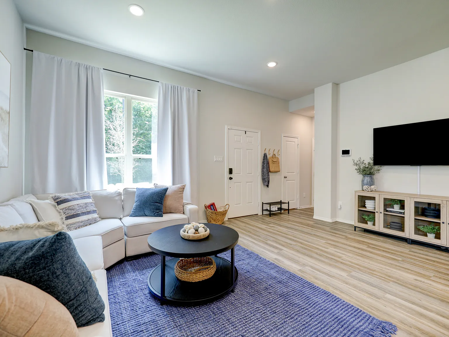 4 bed, $4,000 — Photo 3