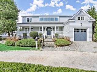 9 Grimes Rd, Old Greenwich, CT 06870