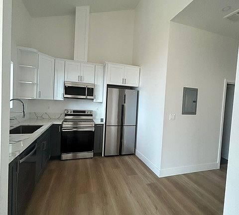 3rd image of 5042 1/2 Los Robles St