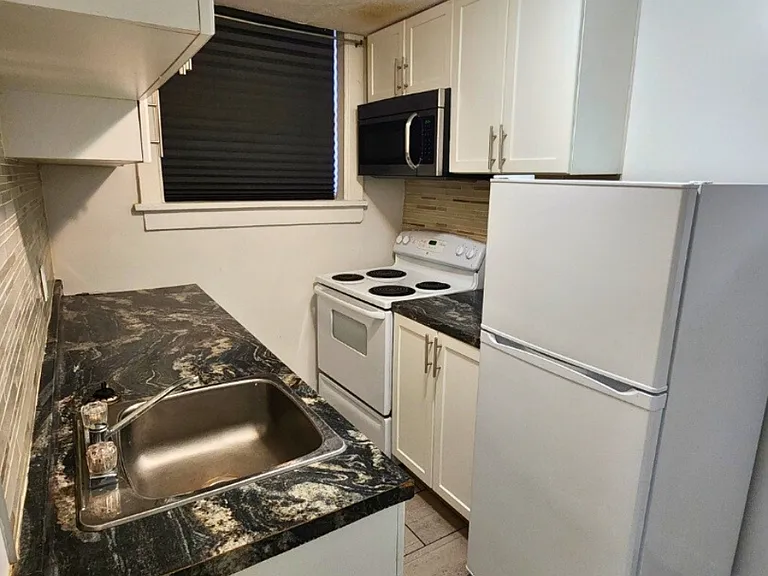 405 Elgin St — Photo 9