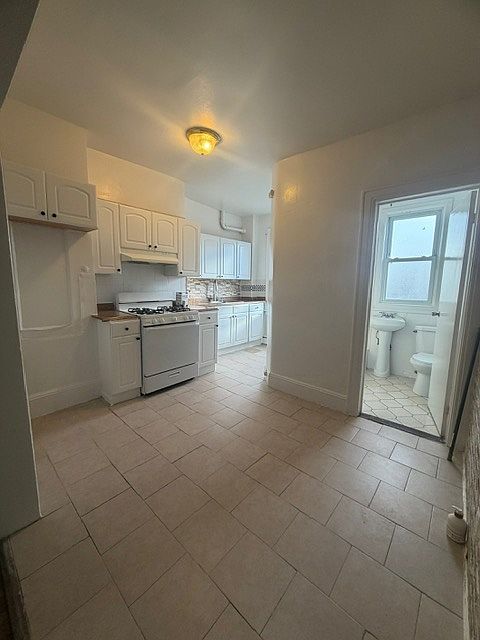 1st image of 141 Griffith St Floor 3