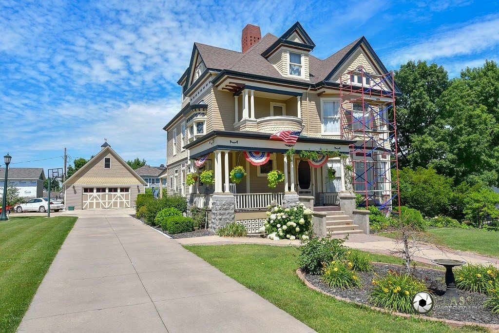 907 1st Ave, Vinton, IA 52349 Zillow