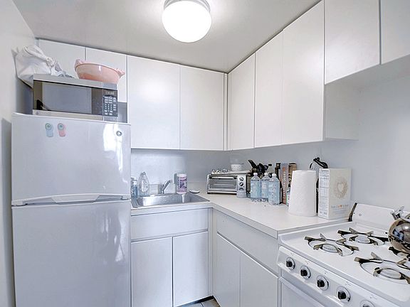 2nd image of 123 Bank St APT 340