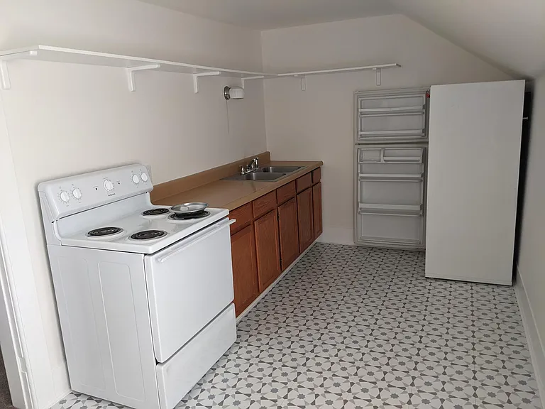 1180 Hudson Rd #4 — Photo 3