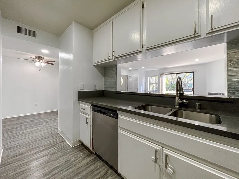 Gorgeous 2 Bed/2 bath apartment in excellent Sherman Oaks area! — Photo 26