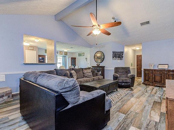 4th image of 910 Willowbriar Ln