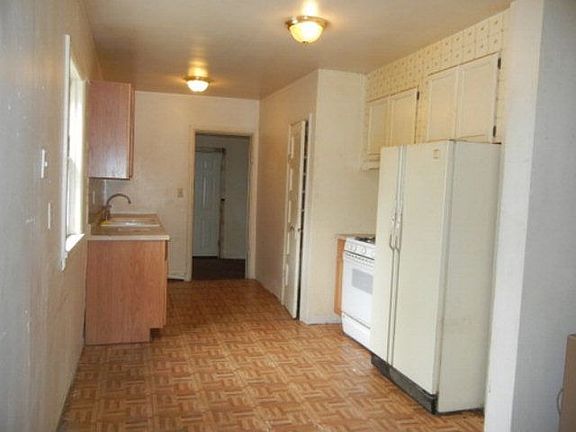4th image of 395 Lomax St