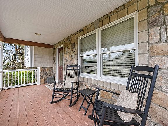 3rd image of 52 Marilynn St