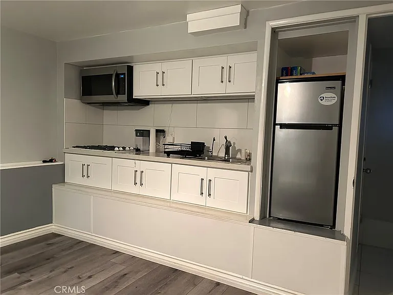 2126 Grandview Dr — Photo 1