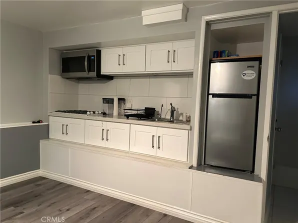 2126 Grandview Dr, Camarillo, CA 93010
