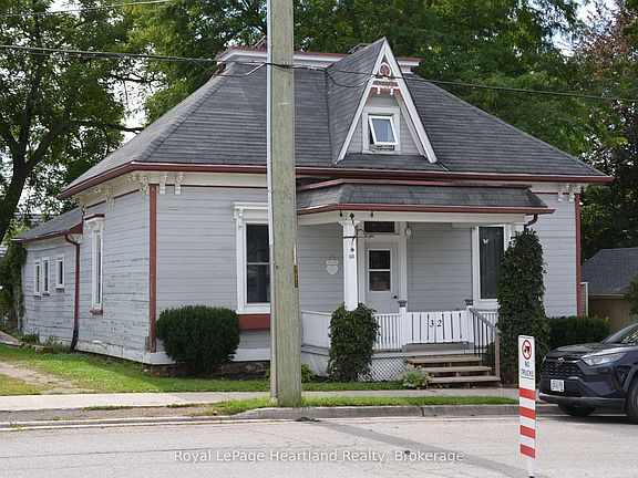 2nd image of 32 Rattenbury St W