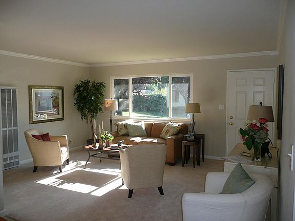 Spacious Livingroom w/Crown Molding