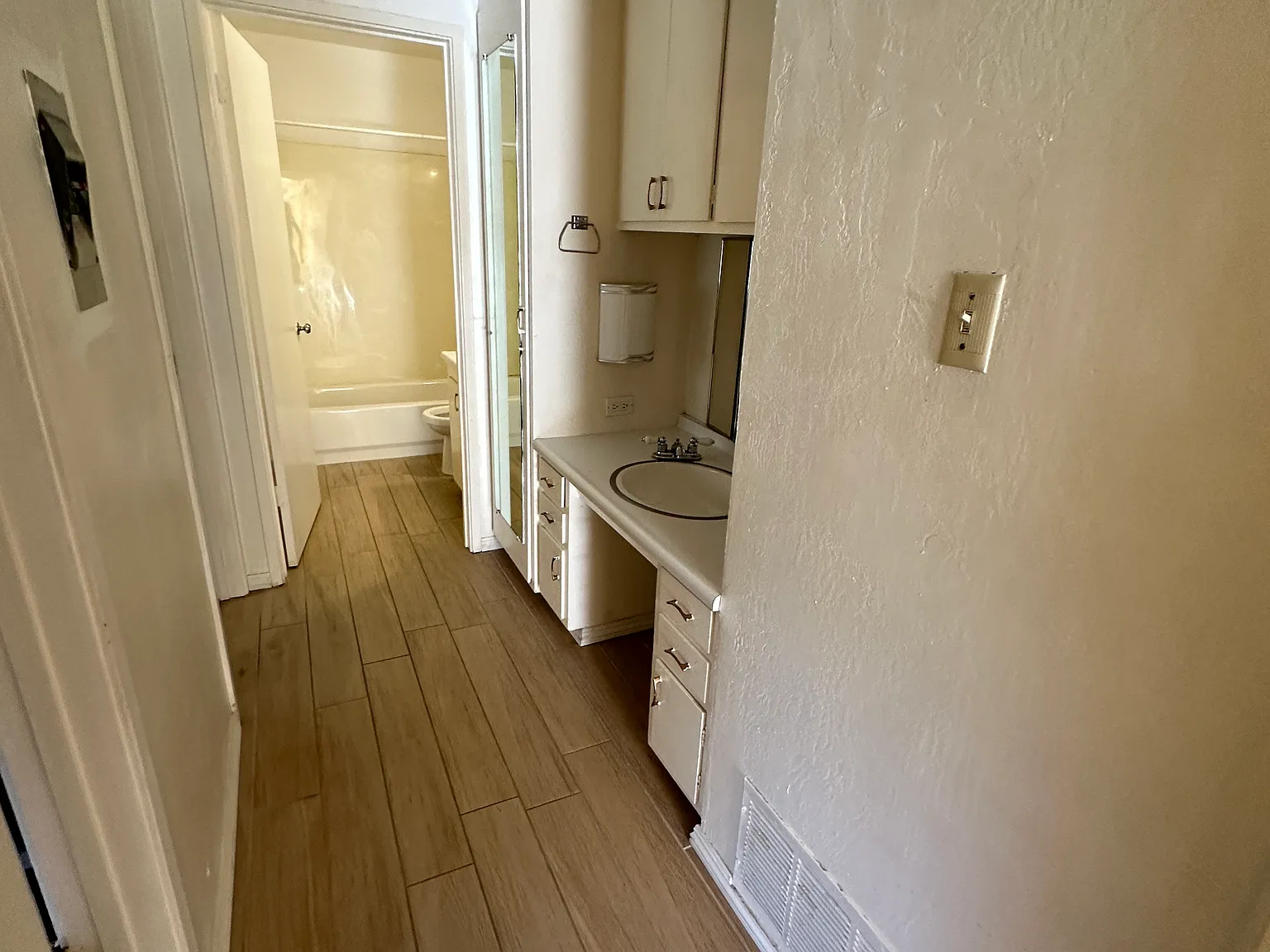 2 bed, 1.5 bath, 1010 sqft, $3,499 — Photo 4