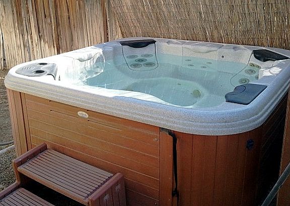 Hot tub seats 8 people