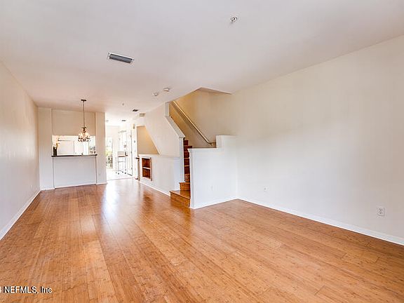 5th image of 306 E ASHLEY Street