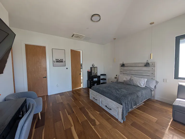 2464 Desire Ave — Photo 10