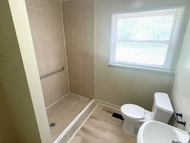 1524 N Chester Ave — Photo 5