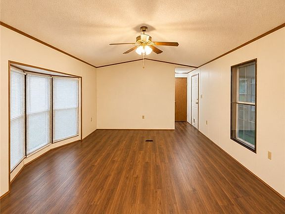 4th image of 37 Nicole Dr