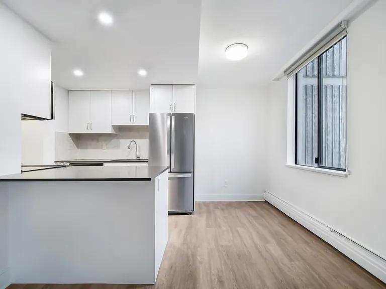 945 Jervis St #105 — Photo 5
