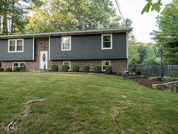 4th image of 25597 Cornelius Dr