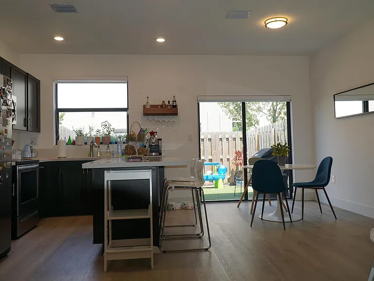 21435 NE 2nd Pl — Photo 3