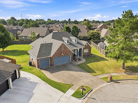3rd image of 1601 W Waco St