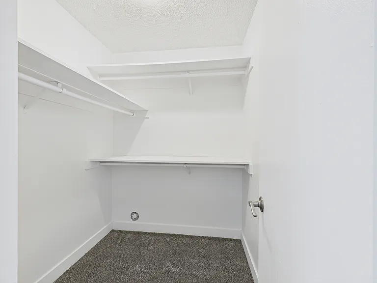Executive House Apartments — Photo 28