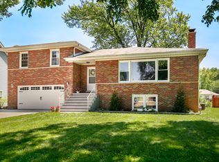 405 W Larkdale Ln, Mount Prospect, IL 60056