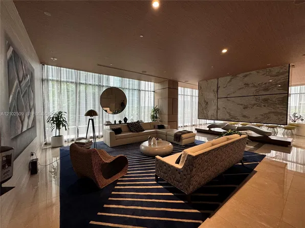 45 SW 9th St, Miami, FL