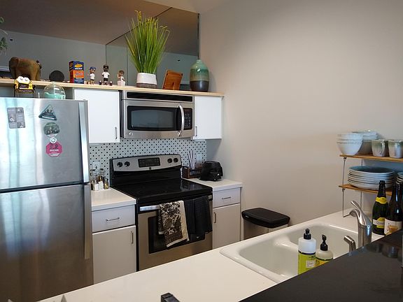 4th image of 220 Lombard St #49