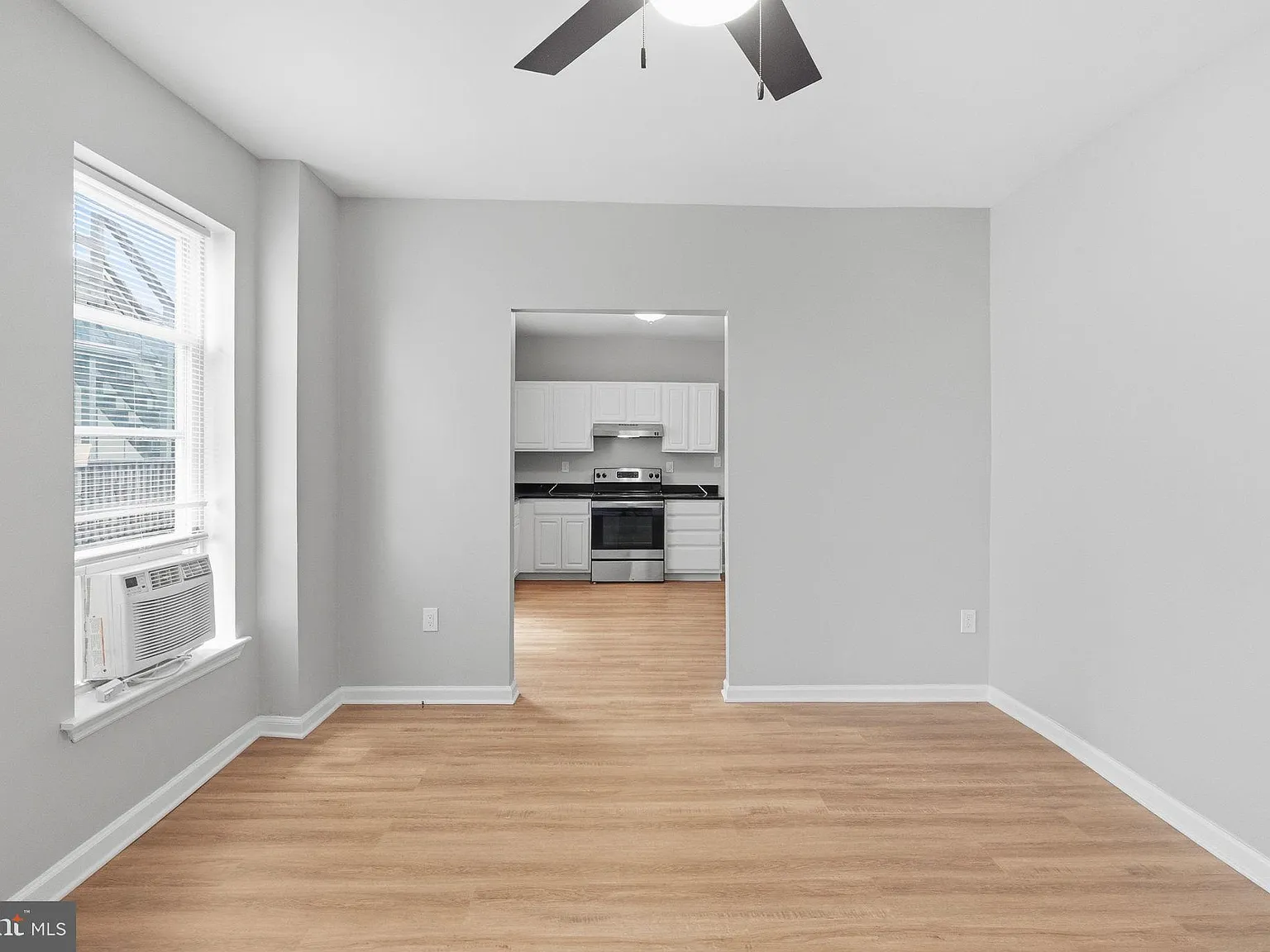 3 bed, 1.0 bath, 1100 sqft, $2,200 — Photo 3