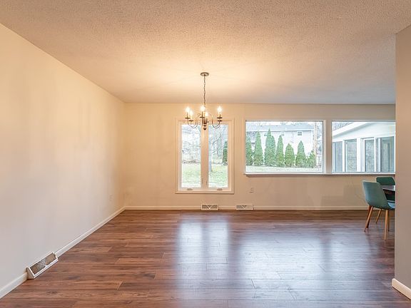5th image of 3626 S Kingsbury Ave