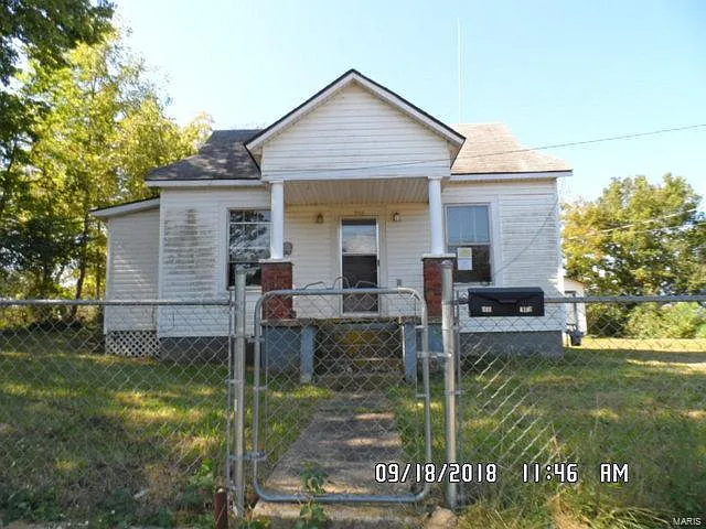 705 West St photo 1