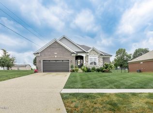 451 W Woodlake Cir, Mount Washington, KY 40047