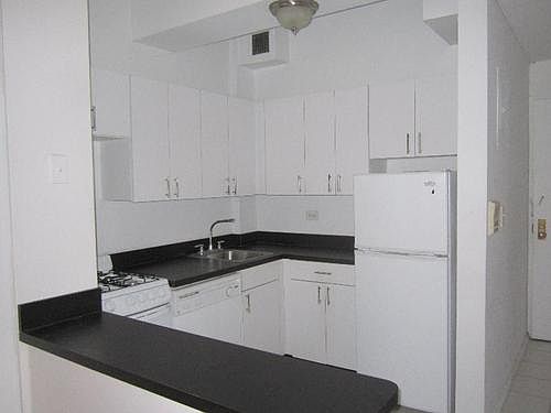 4th image of 520 W 22nd St