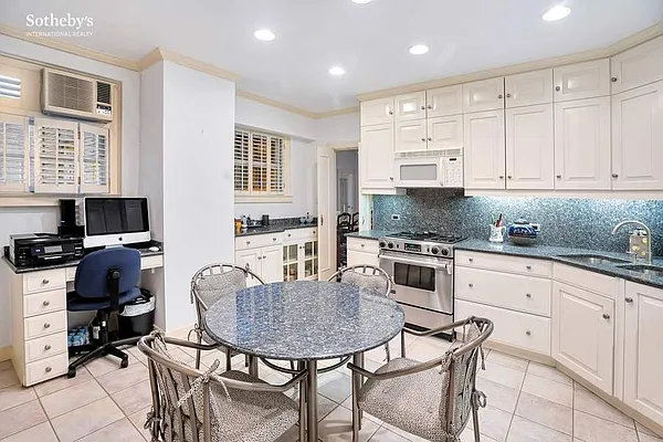 Sold by Sotheby's International Realty | media 18