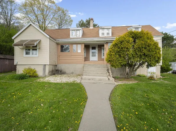 831 N Silverbrook DRIVE, West Bend, WI 53090